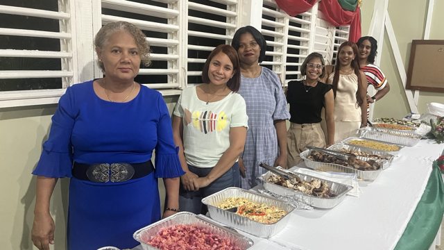 Hermanas compartiendo una comida